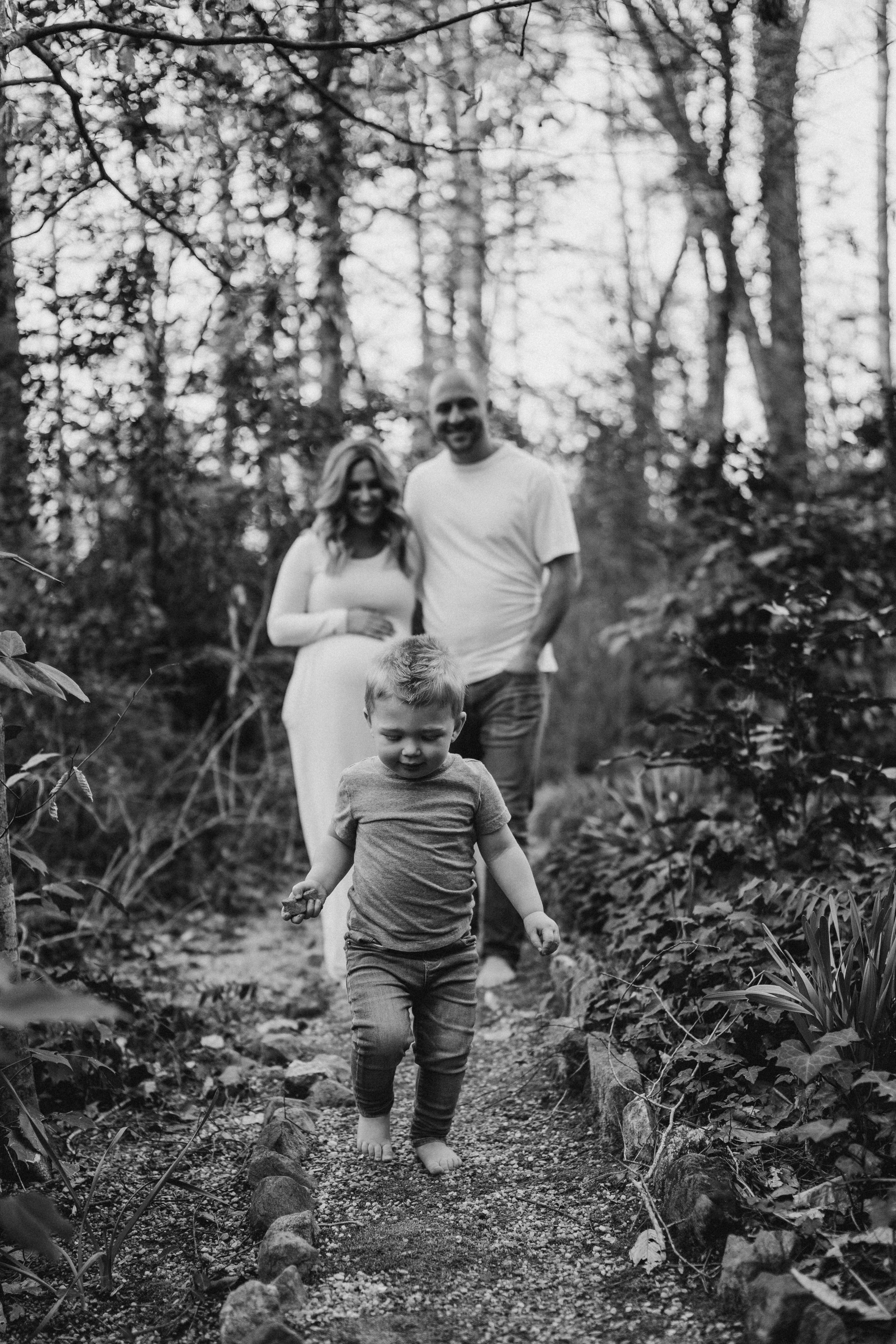 maternity photography, family outdoors holding hands